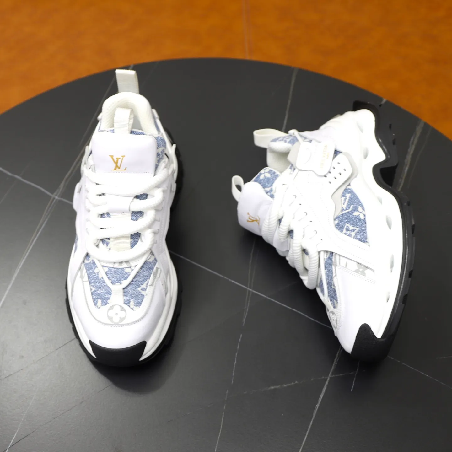 Ex-factory price: 600💰【LV】Louis Vuitton is a high-end brand of men's shoes, new model on the market, top luxury brand, the latest fashionable casual men's shoes, a trendy and versatile style, relaxed and sporty, with calfskin upper and ultra-fine workmanship. The original personalized fashionable rubber wear-resistant outsole is light and comfortable on the foot. Code number: 39-44 (45, 46 customized)